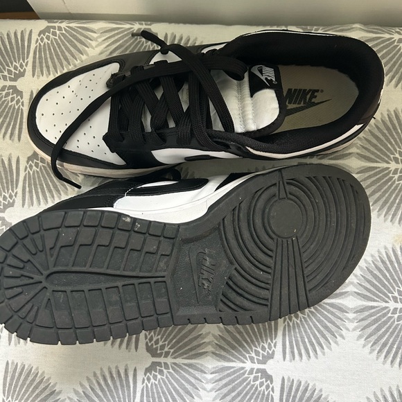 Nike Womens Black and White Sneakers - Picture 6 of 9